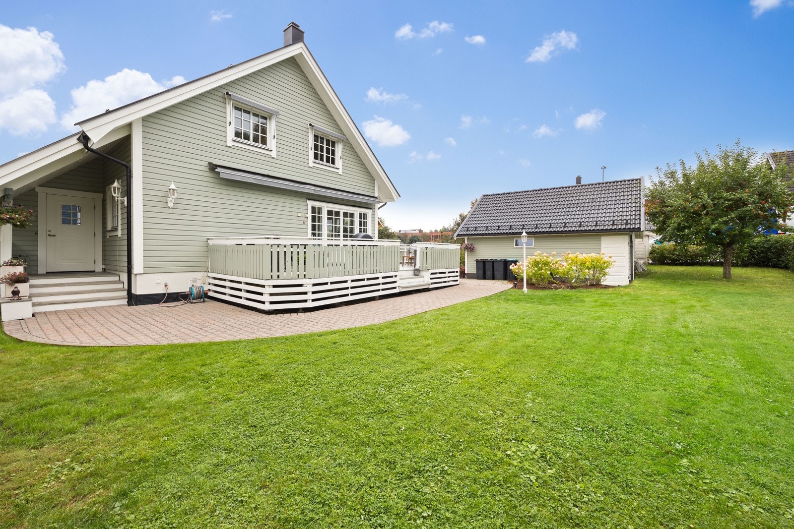 Stor og flat gressplen - her kan drømmen om boltreplass til ballspill og annen barnelek oppfylles. Galleribilde