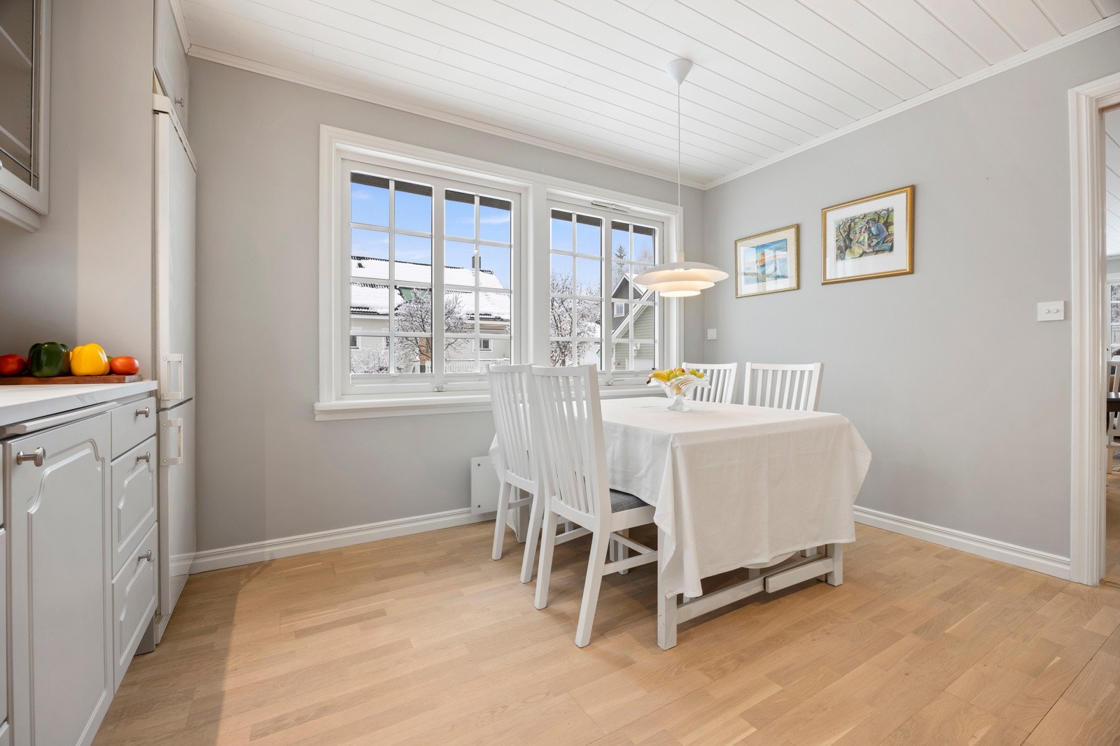 Det er god plass til spisebord i kjøkkenet. Galleribilde