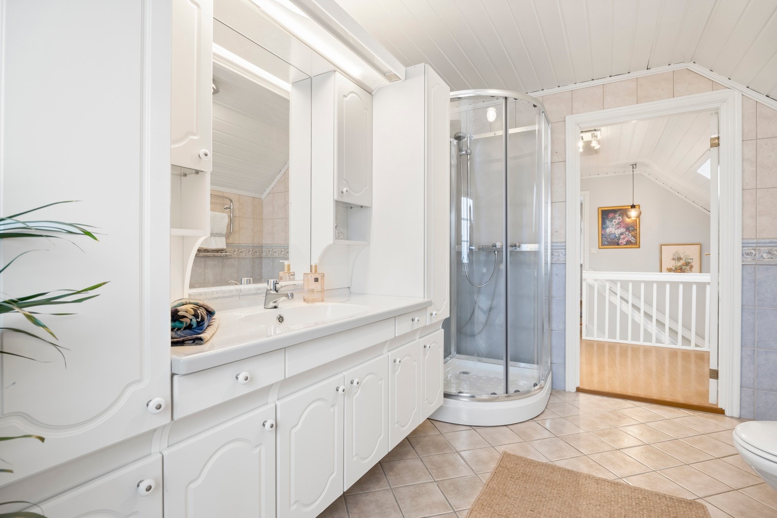 Badet er fra år 2000 og har flislagte vegger og gulv med varmekabler. Felles mekanisk avtrekk. Galleribilde