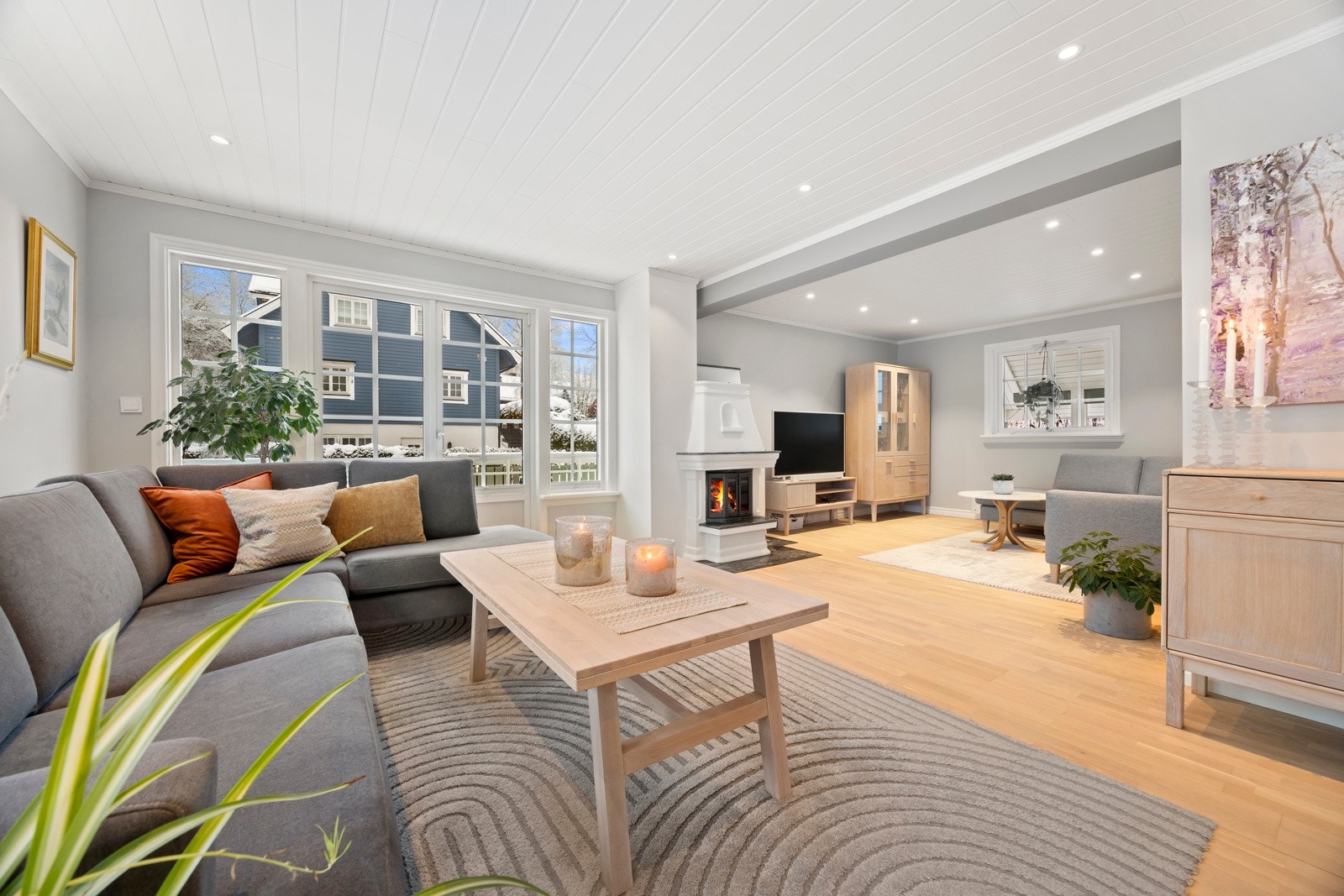 Fra stuen er det utgang til solrik terrasse på ca. 31 kvm med trappeadkomst til hagen. Galleribilde