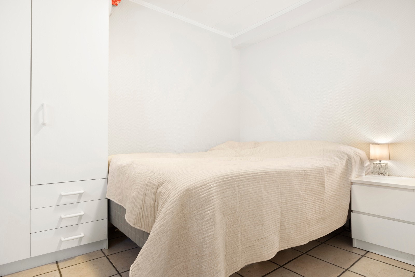 Soverom med frittstående garderobeskap. Galleribilde