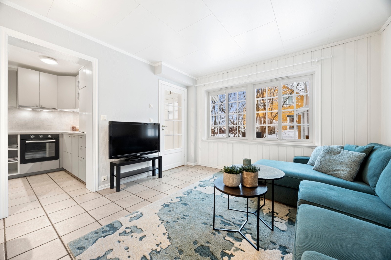 Det er plass til både sofagruppe og spisebord. Nytt kjøkken montert i 2024 med slette lakkerte fronter og laminat benkeplater. Galleribilde