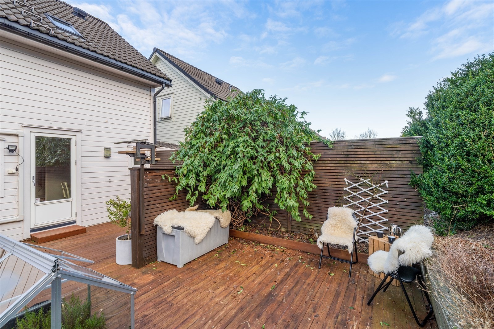 Boligen ligger i et rolig og etablert boligområde, hovedsakelig med enebolig og rekkehusbebyggelse. Galleribilde