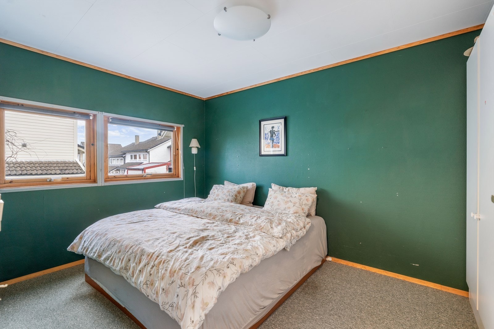 Romslig soverom med garderobe Galleribilde