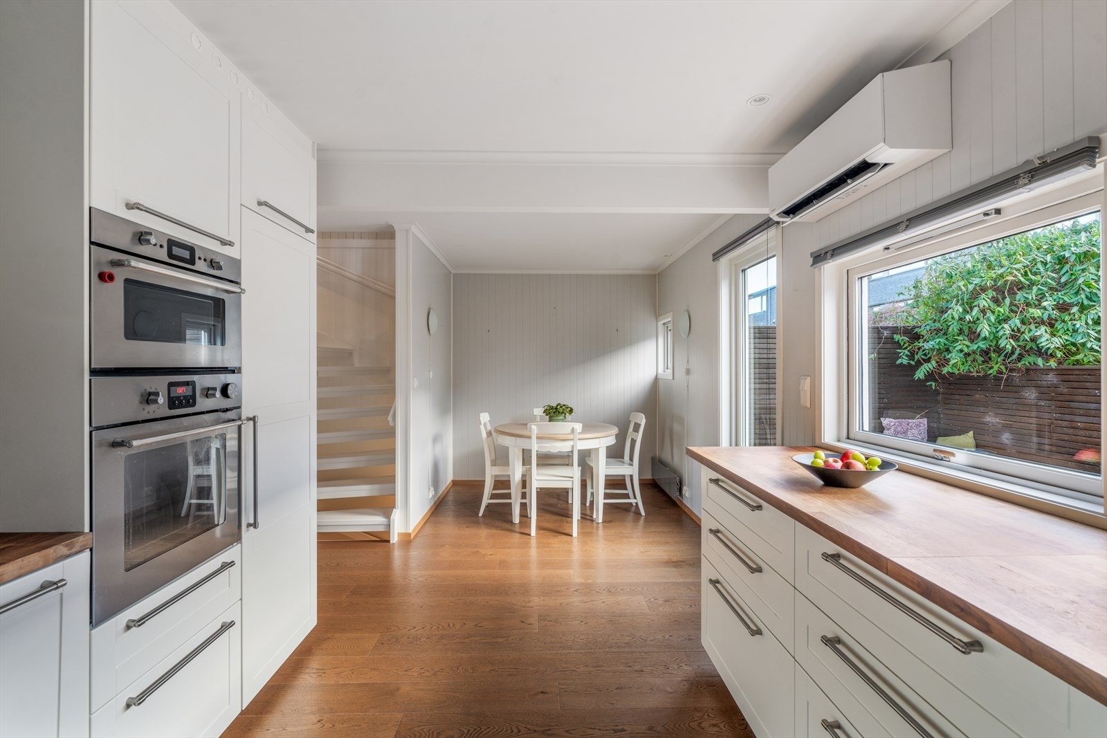 Det er plass til spisebordsmøbler Galleribilde