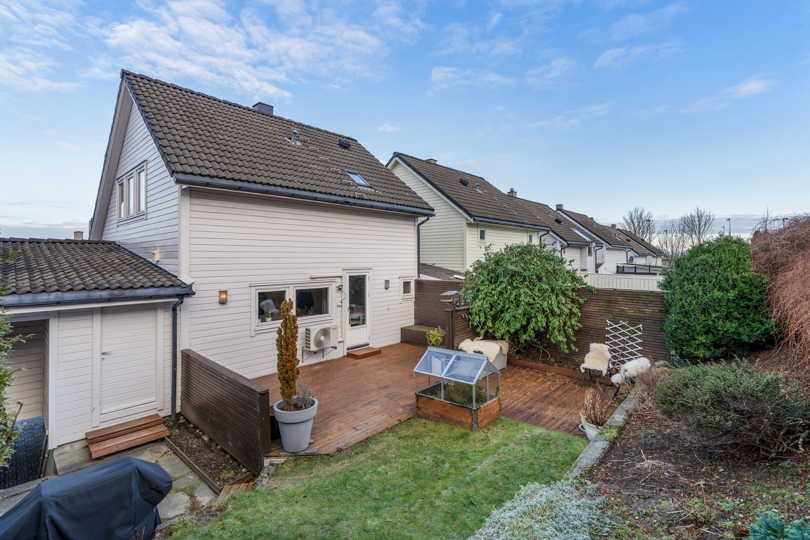 EiendomsMegler 1 v/Jorunn Riise presenterer Njordkroken 12. Innholdsrik enebolig i rekke med attraktiv beliggenhet og koselig uteområde. Foto: Martin Nordvik Galleribilde