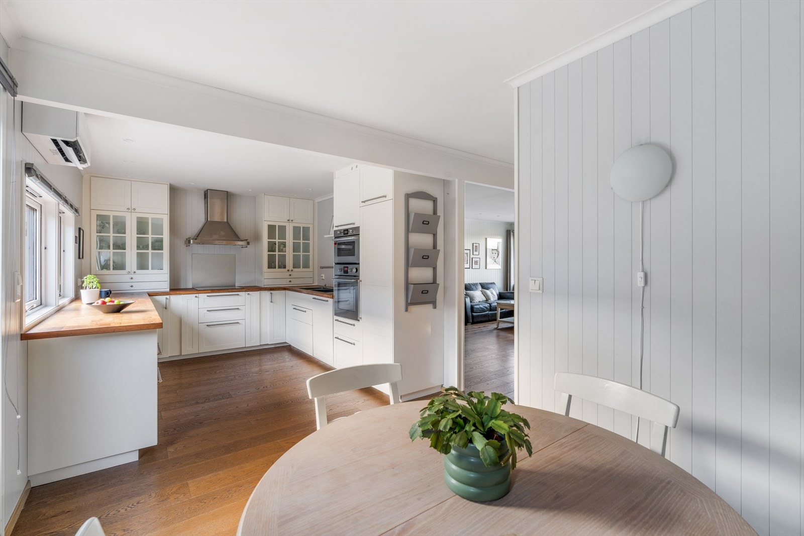 Pent kjøkken med god skap- og benkeplass Galleribilde