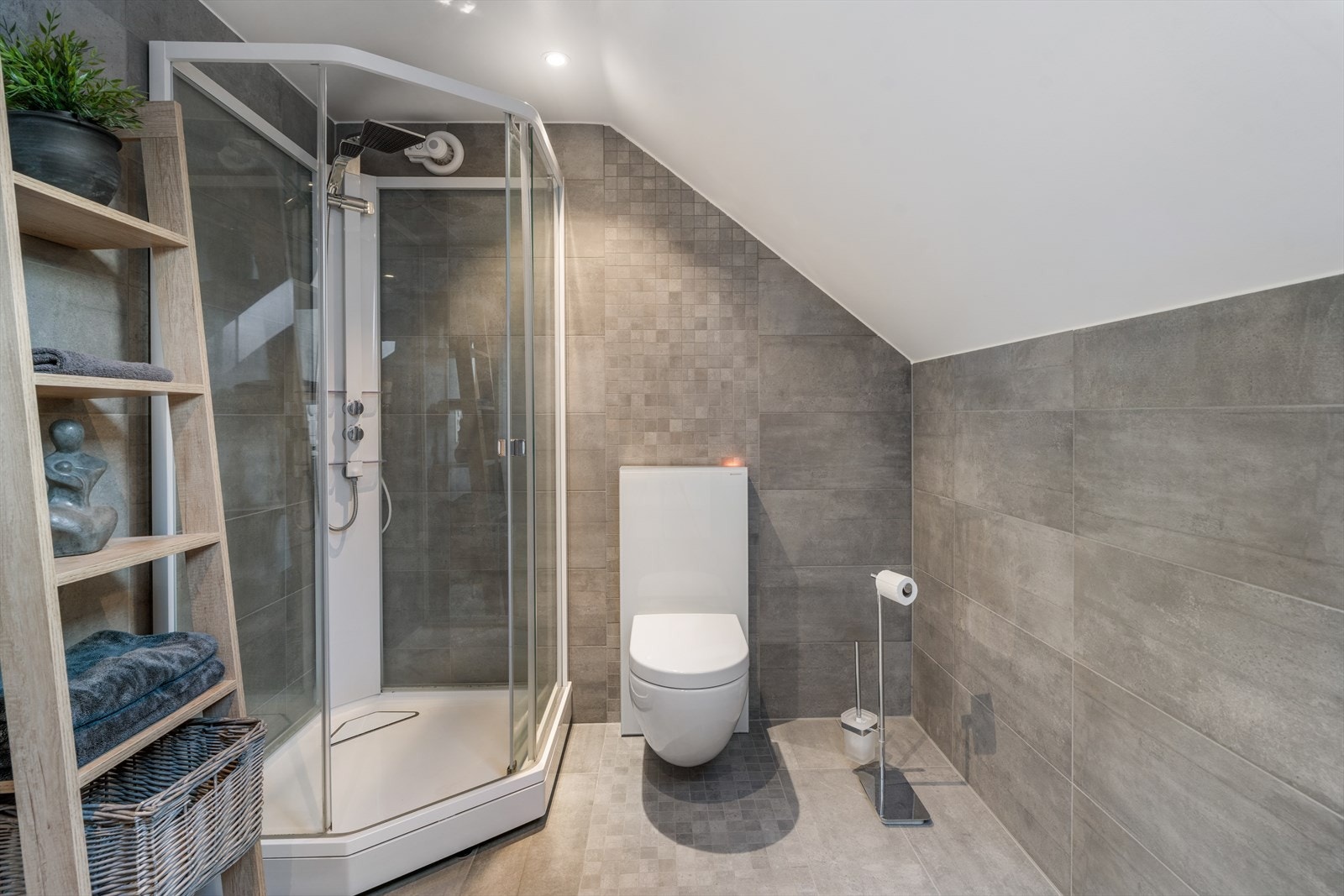 Flott og helfliset bad med varmekabler i gulv Galleribilde