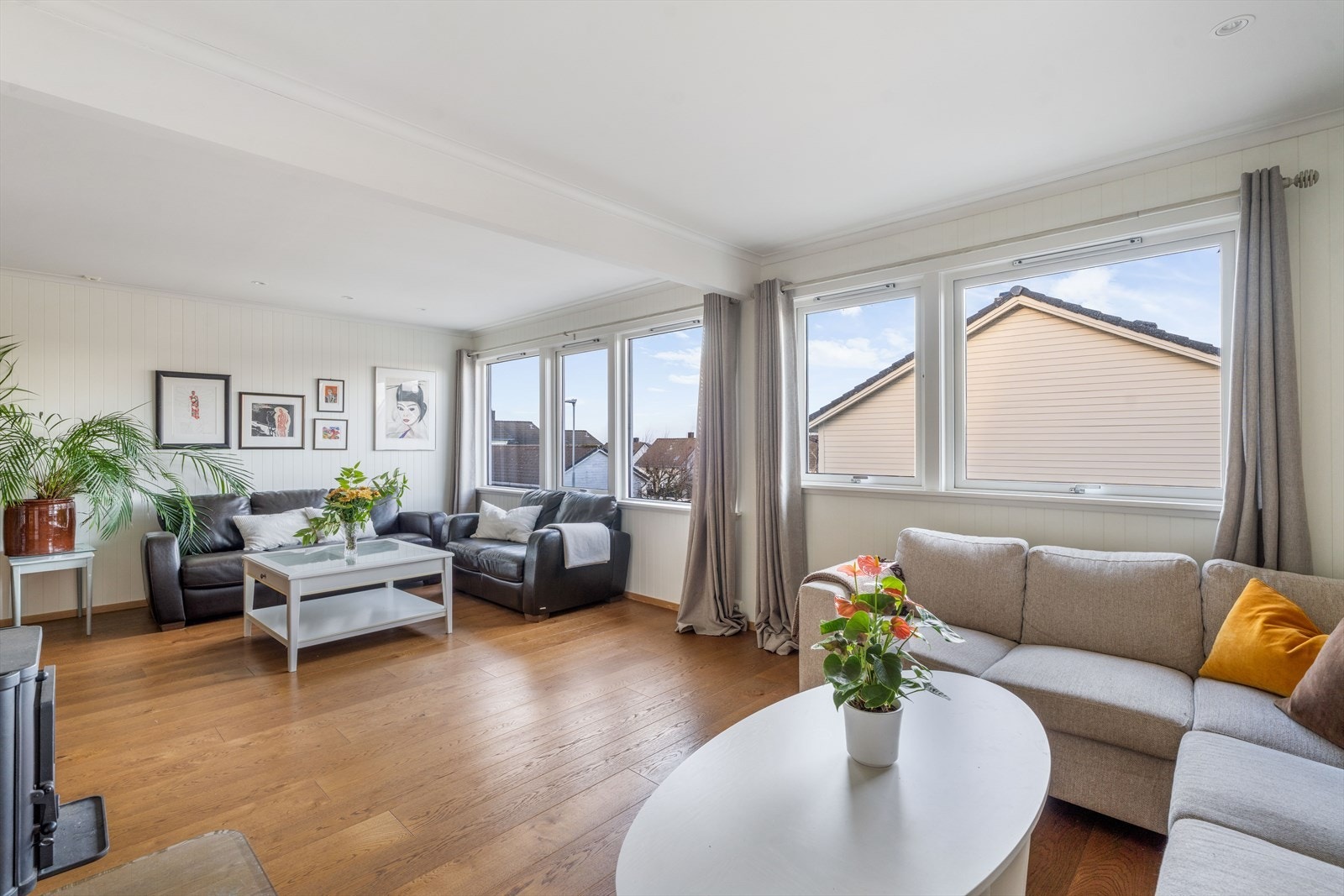 Romslig, lysmalt stue med gode møbleringsmuligheter Galleribilde