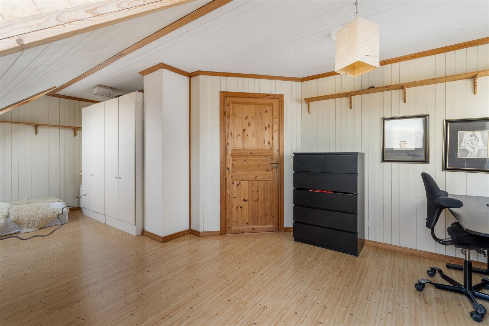 Soverom 4(Soverommet er gjort større - fjernet bod - som er søknadspliktig). Se originale tegninger i salgsoppgave, evt. konferer megler. Galleribilde