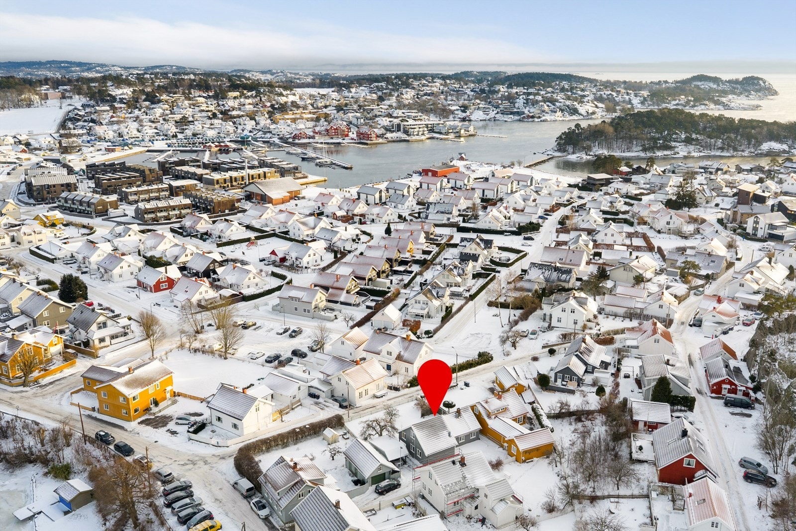 Kort vei til turområder på Oterøya. Fin gangvei til Østre Halsen barneskole. Galleribilde