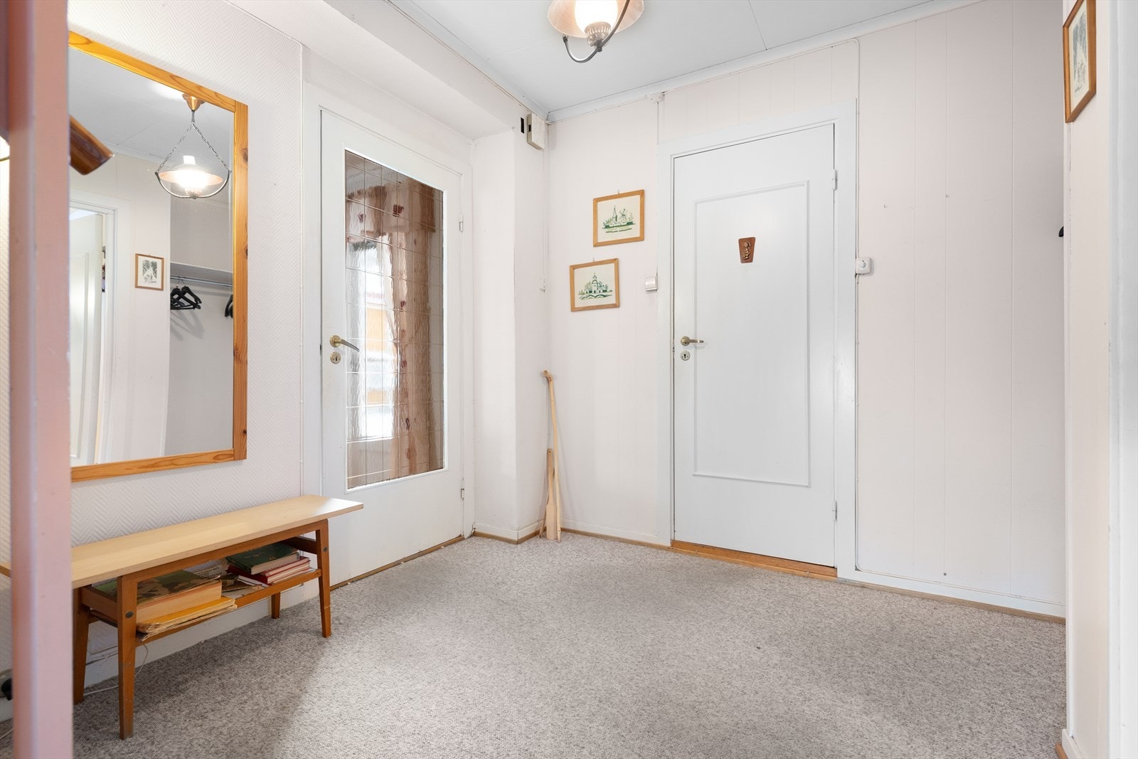 Mellomgang. Dør inn til stue til venstre. Galleribilde