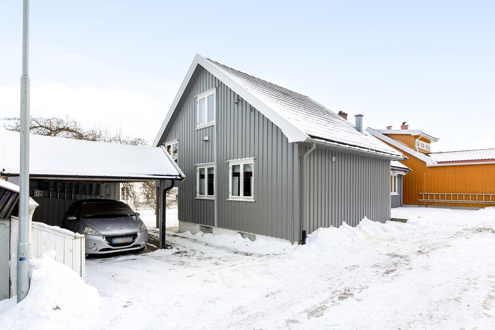 Parkering i carport. Galleribilde