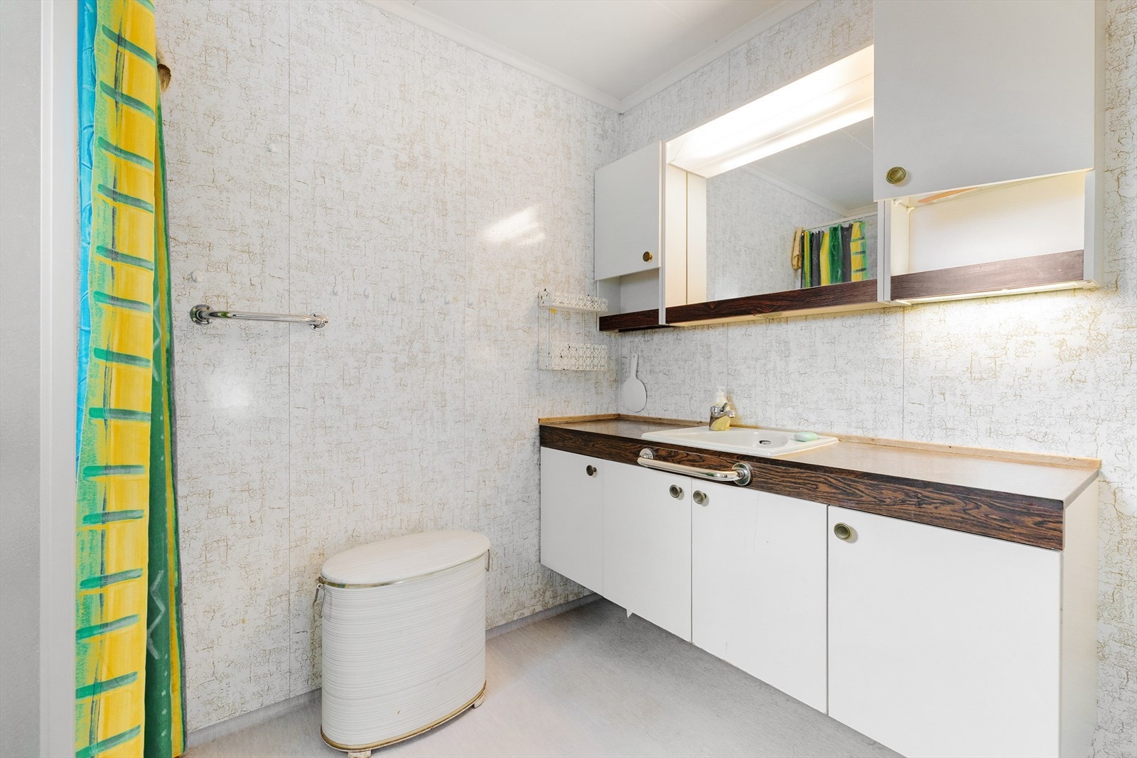 Eldre bad med dusj og wc. Galleribilde