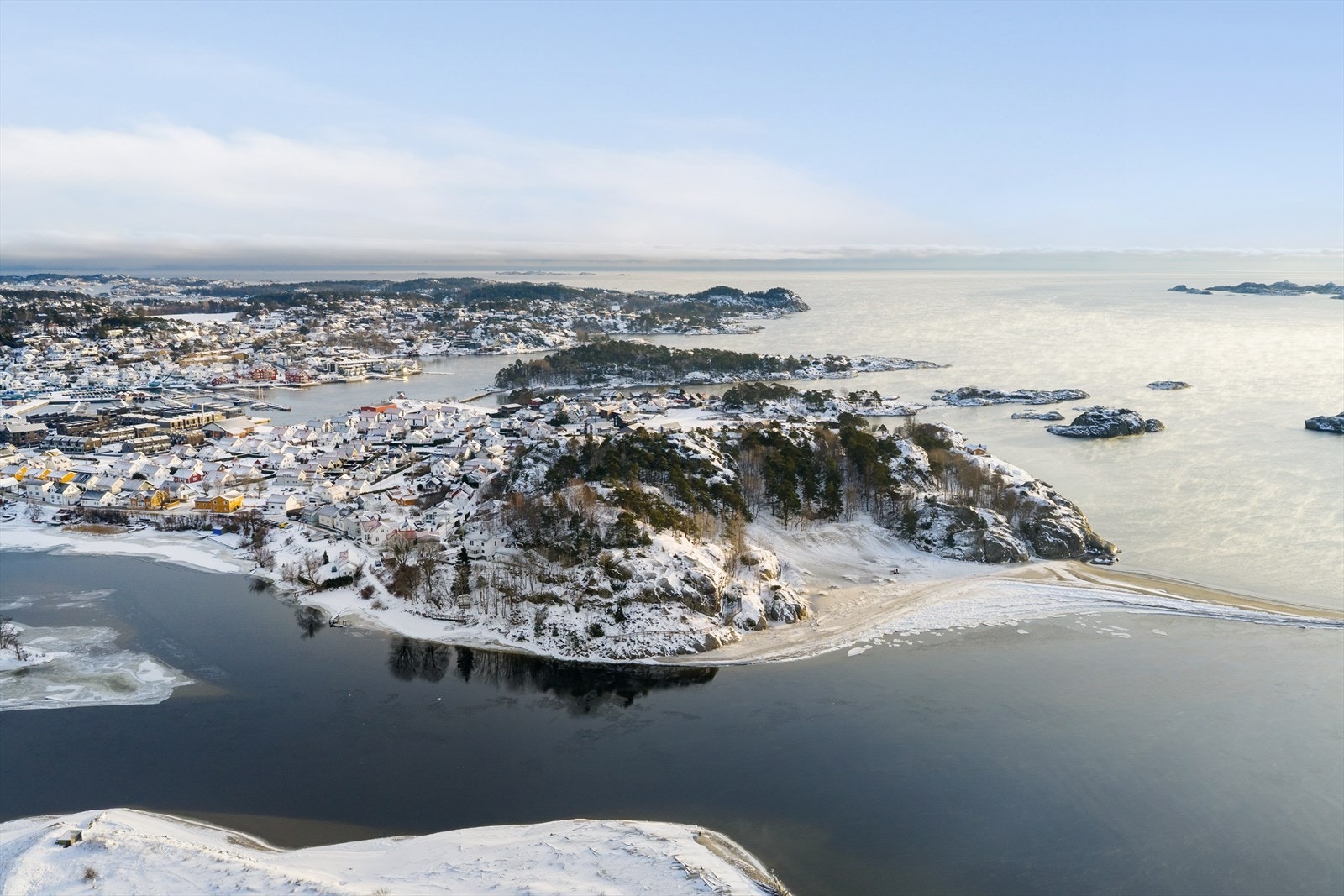 Nærområdet med Hvittensand som strekker seg ut i fjorden. Galleribilde