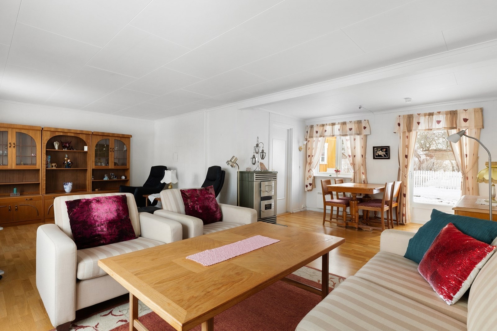 Ildstedet er frakoblet. Kombinert parafin/vedovn. Utgang fra stue til terrasseplatting. Galleribilde