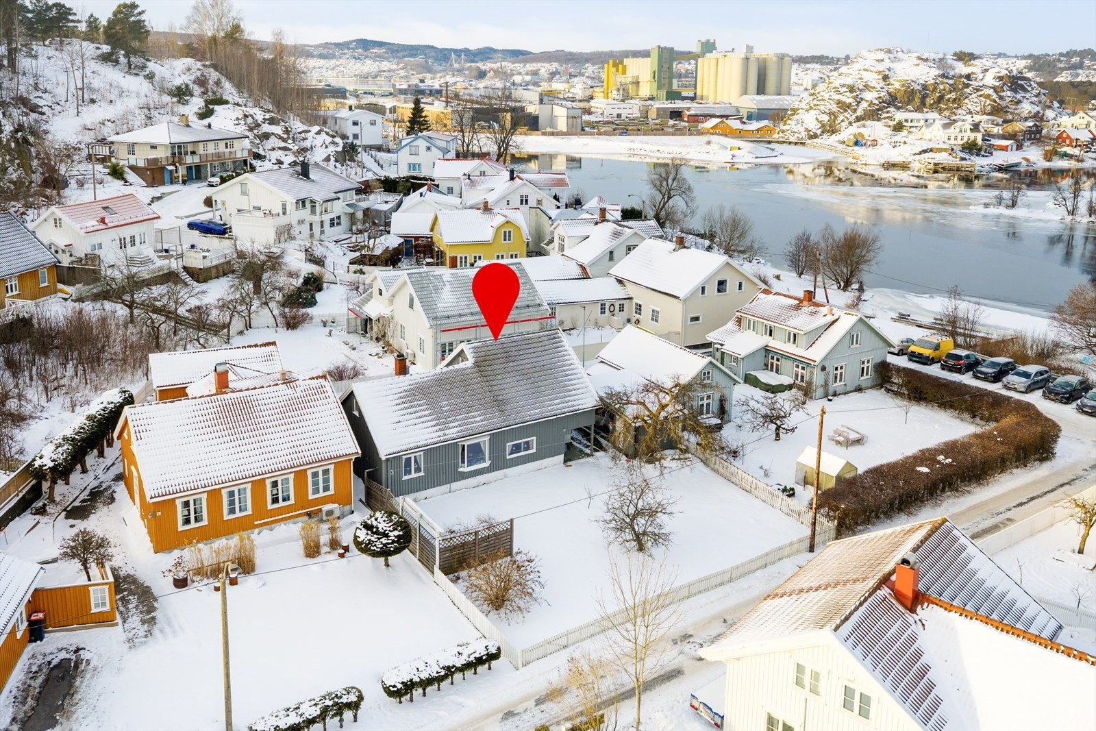 Idyllisk beliggenhet på Steinsnes like i nærheten av Hvittensand og gangavstand il barneskole. Galleribilde