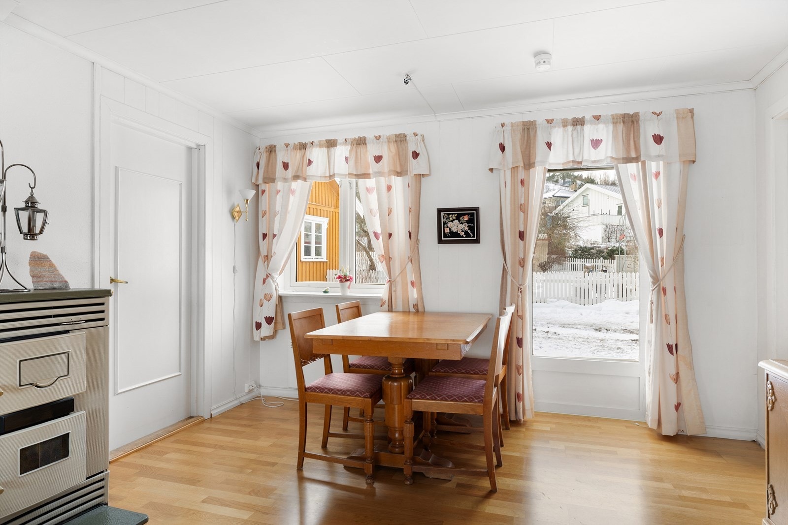 Et av soverommene er plassert ved stuen. Galleribilde