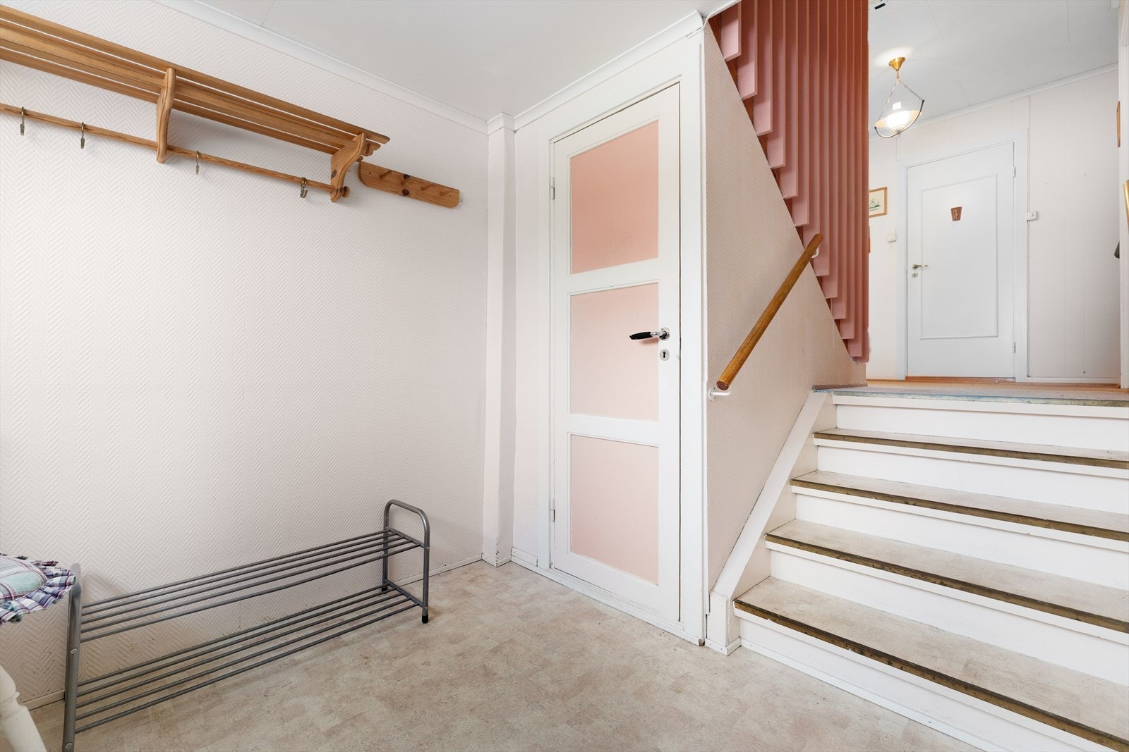 Entré med nedgang til kjeller. Galleribilde