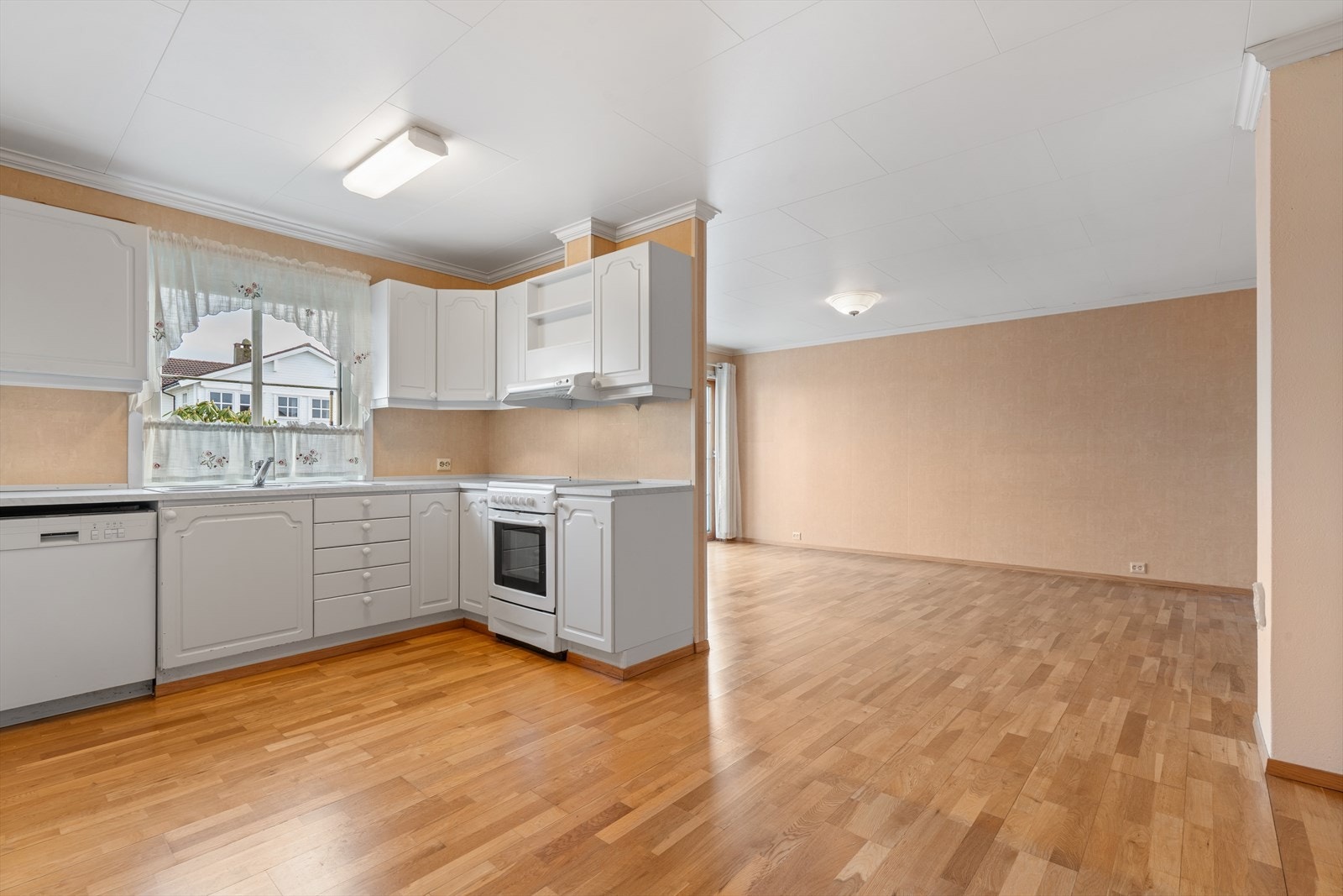 Stue og kjøkken i åpen løsning. Her er det god plass til både sofagruppe og spisebord samt øvrig møblement. Galleribilde