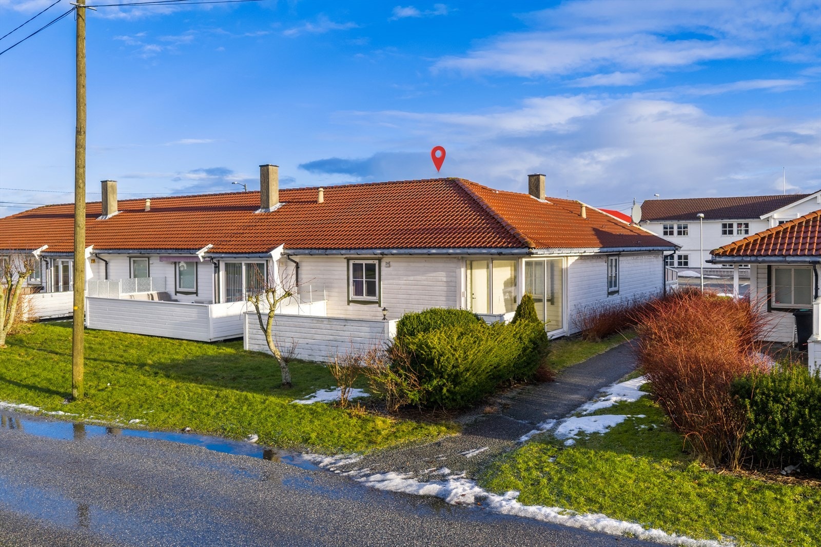 Eiendommen ligger svært sentralt til i Åkrehamn med gangavstand til det aller meste en trenger i hverdagen. Galleribilde