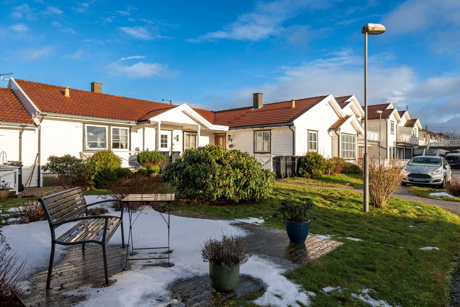 Velforeningen/ sameiet har pent opparbeidet fellesareal. Galleribilde