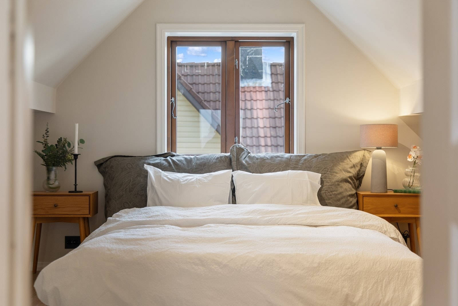 Loftsrom innredet som soverom Galleribilde