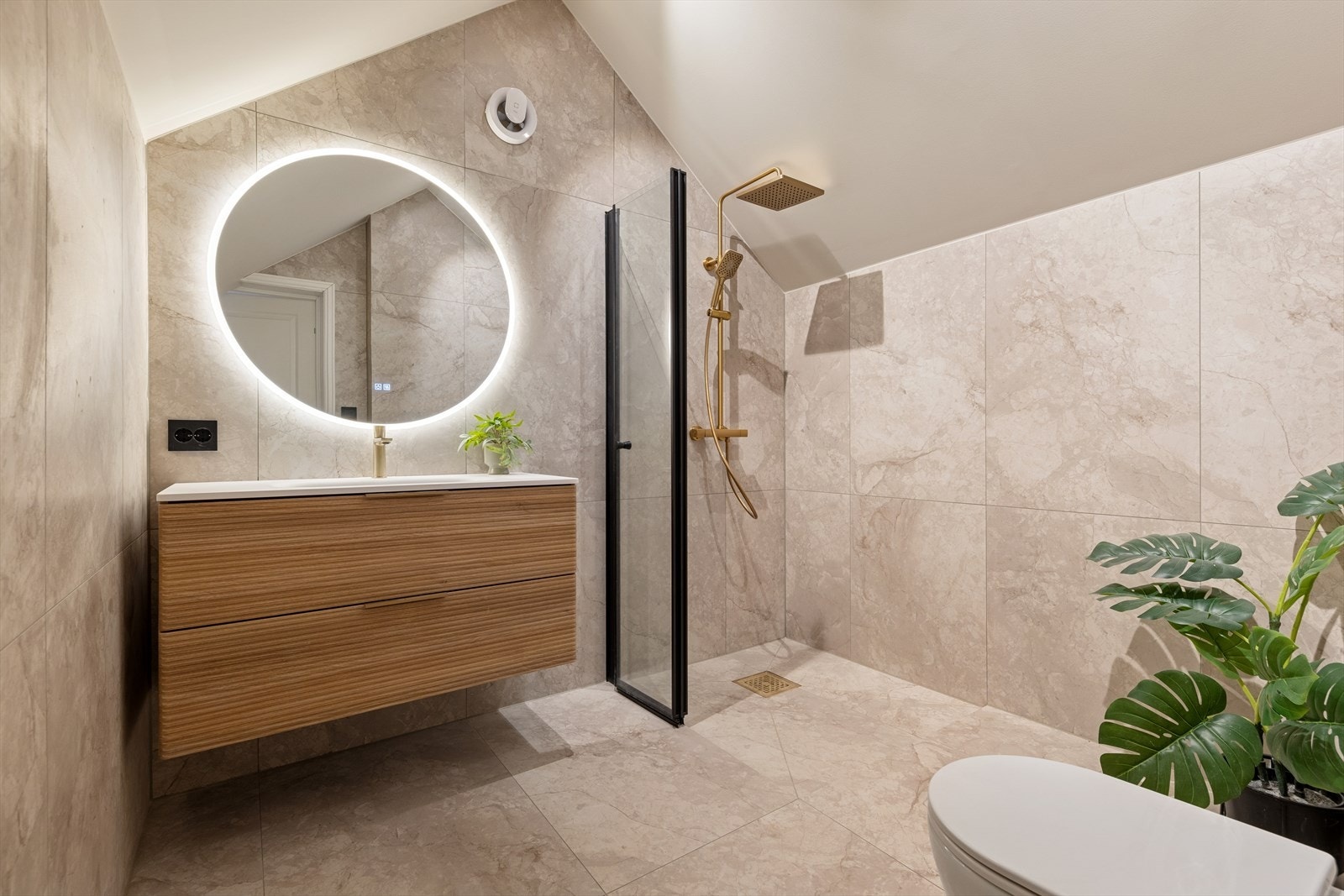 Helfliset bad med gulvvarme + opplegg for vask / tørk Galleribilde