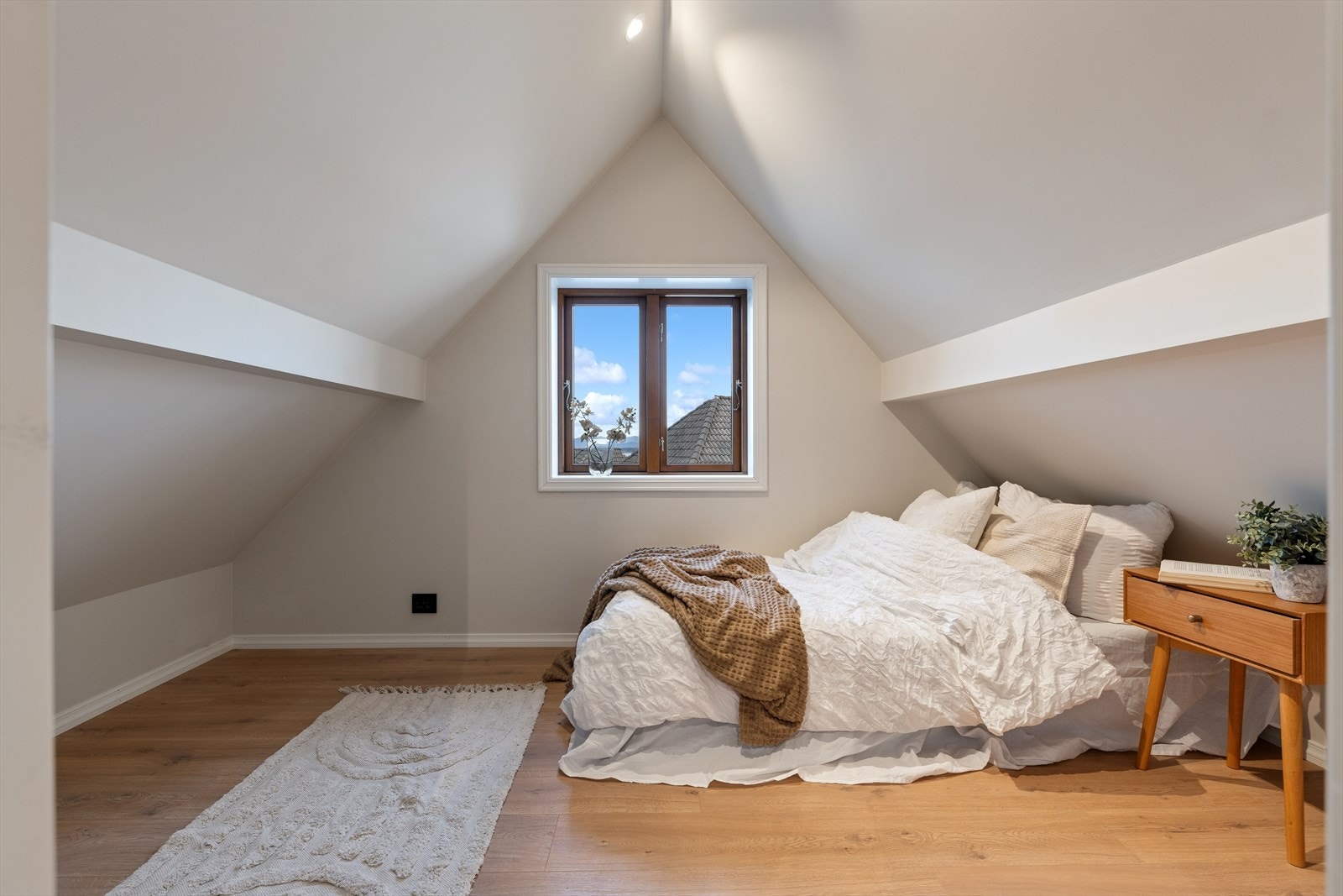 Loftsrom innredet som soverom (ikke godkjent til rom for varig opphold) Galleribilde