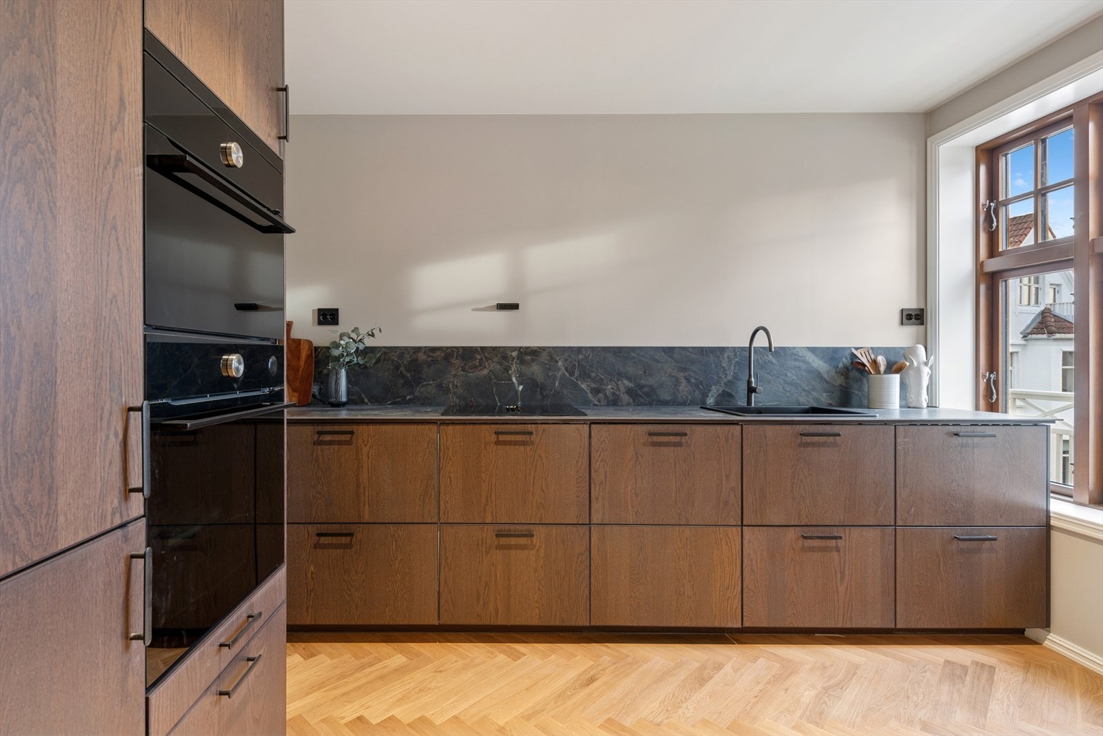 Nydelig kjøkken med integrerte hvitevarer Galleribilde