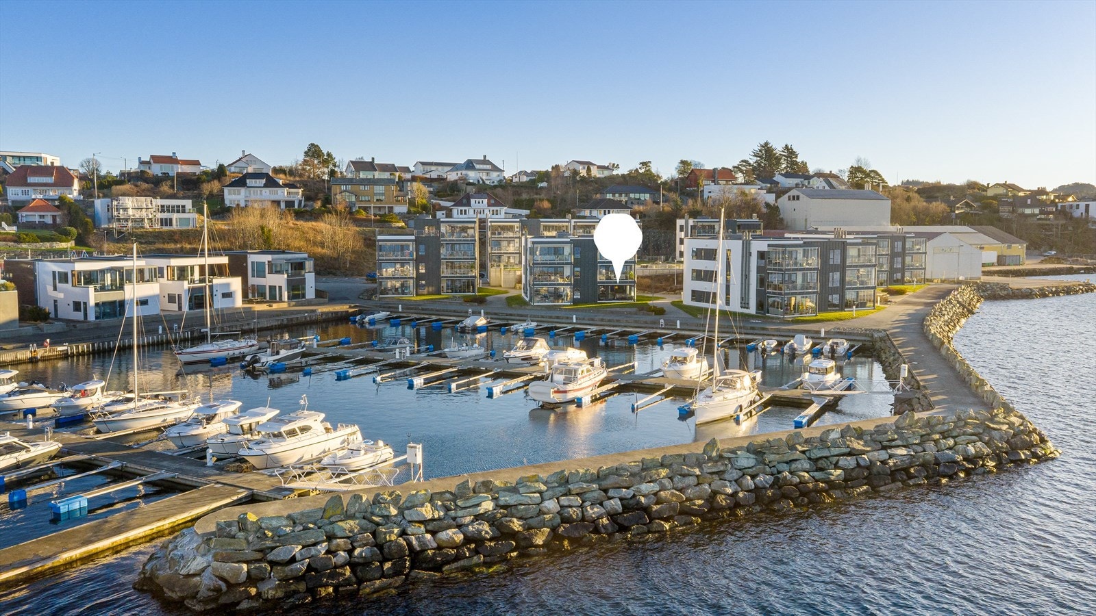 Velkommen til Kleivane 26 - En tidsriktig og lekker endeleilighet beliggende i første rekke mot båthavna og Karmsundet! Galleribilde