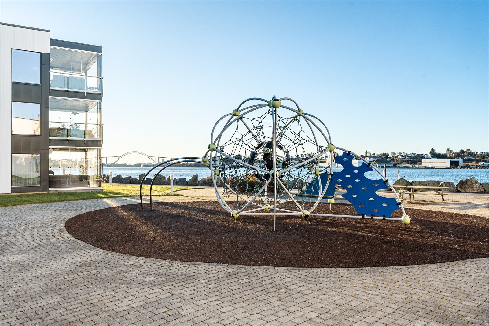 Fellesområdene er vakkert og gjennomført opparbeidet med promenader, lekeplass, belegningsstein, gressplener m.m. Galleribilde