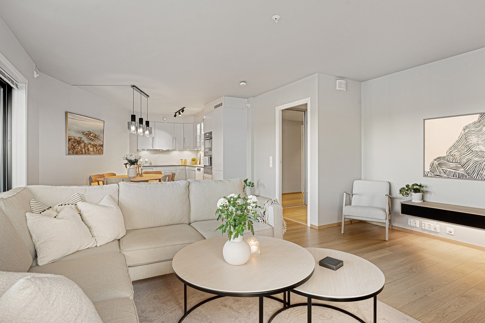 Rommet har mange innredningsmuligheter og god plass til sofa, spisegruppe og annet møblement. Galleribilde