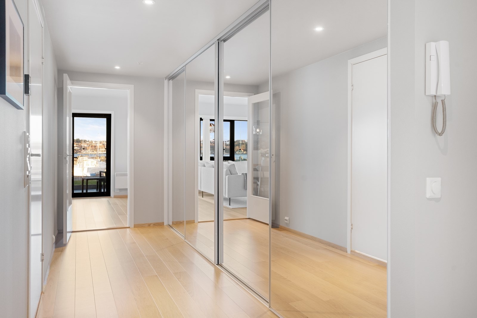 Her er god plass til yttertøy og sko i stor skyvedørsgarderobe med speilfronter. Galleribilde