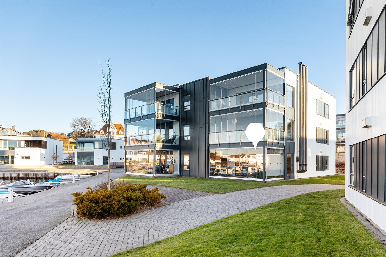 Leiligheten har trappefri adkomst og ligger bokstavelig talt kun et steinkast fra sjøen. Galleribilde