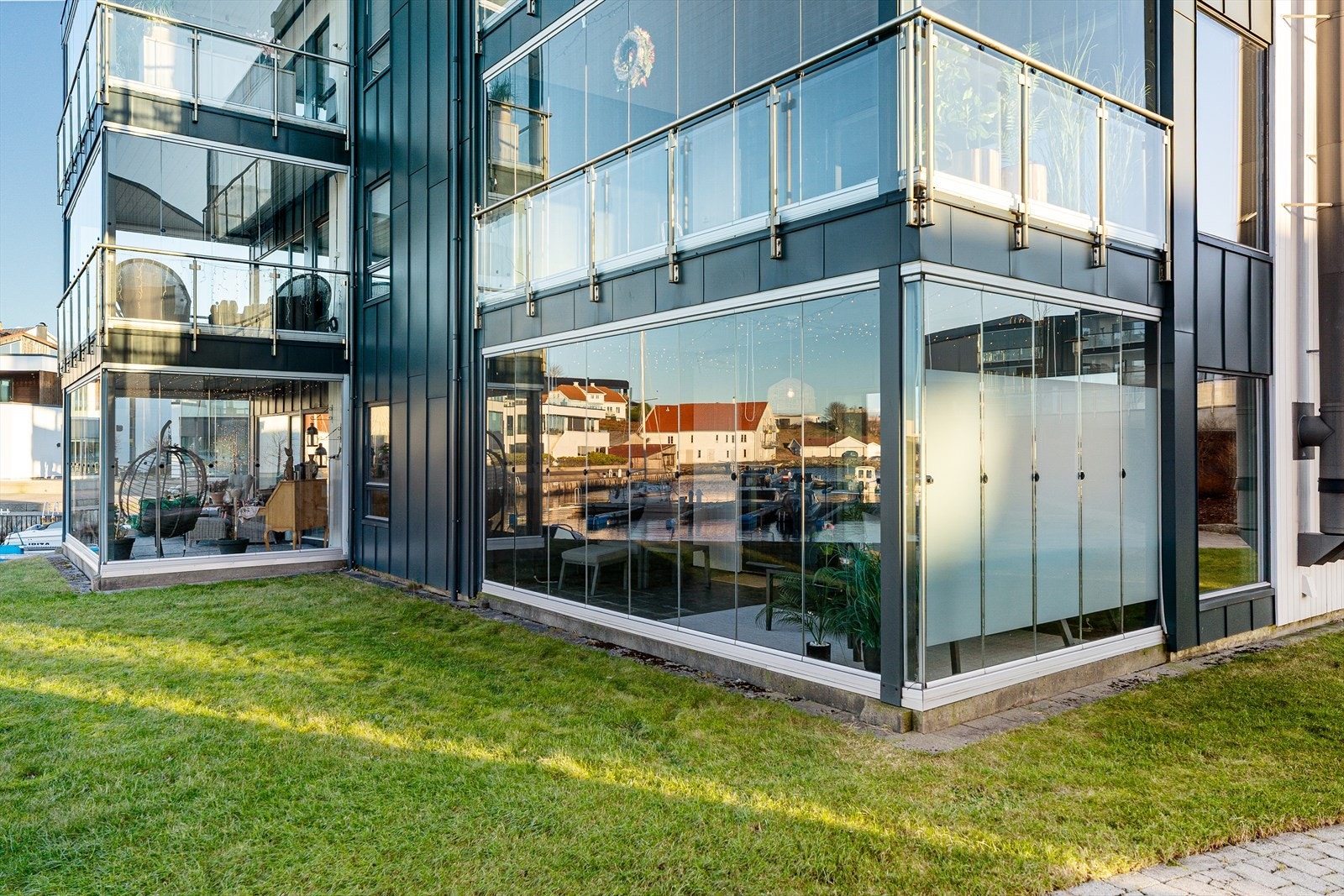 Umiddelbar nærhet til sjøen og de grønne, velholdte fellesarealene. Galleribilde