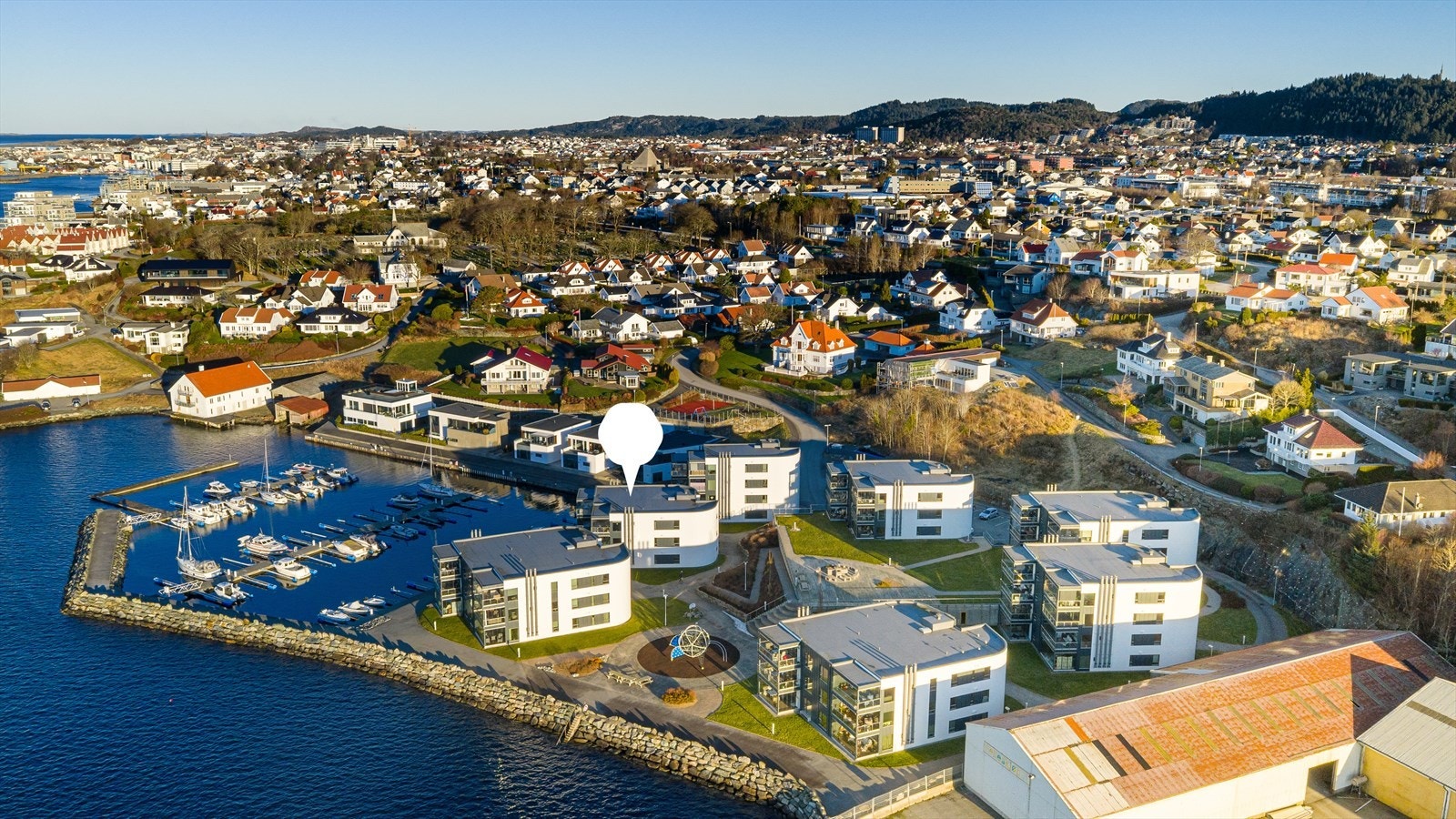 I Kleivane 26 bor man tett på sjøen og har samtidig nærhet til alle fasilitetene i sentrum; Shopping, spisesteder, kaféer, Festiviteten, flotte parker, kino og mye mer! Det er gangavstand til barnehage, dagligvarebutikk og bussholdeplass. Galleribilde