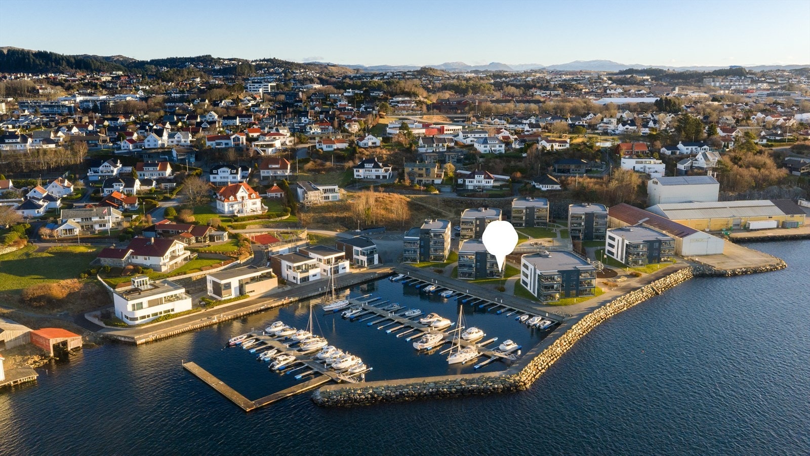 En bruker omlag 7 minutter med bil inn til sentrumskjernen, ca 5 minutter med bil til Oasen Storsenter og ca 8 minutter til handelsområdet Raglamyr, hvor dere blant annet finner Amandasenteret og mange andre butikker/fasiliteter. Galleribilde