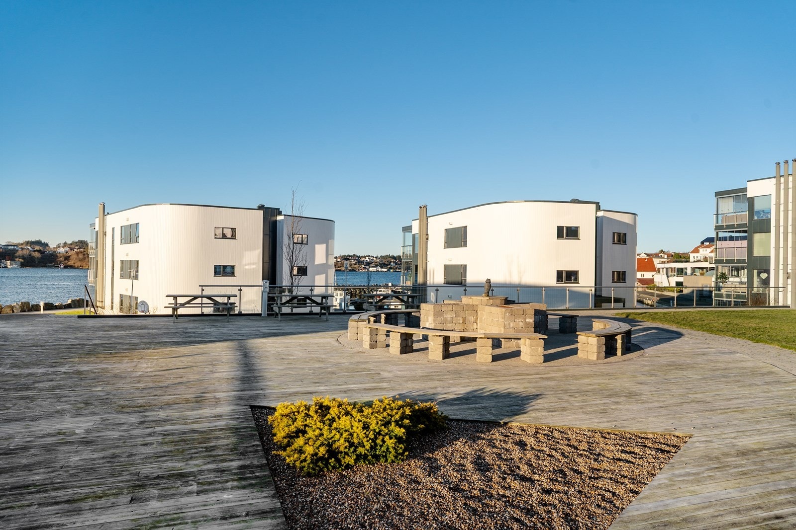 Solrik platting med sittegrupper og grillplass. Galleribilde