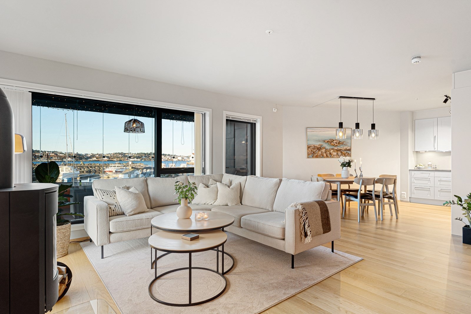 Leiligheten har en meget luftig og gjennomtenkt planløsning med store, lyse oppholdsrom. Galleribilde