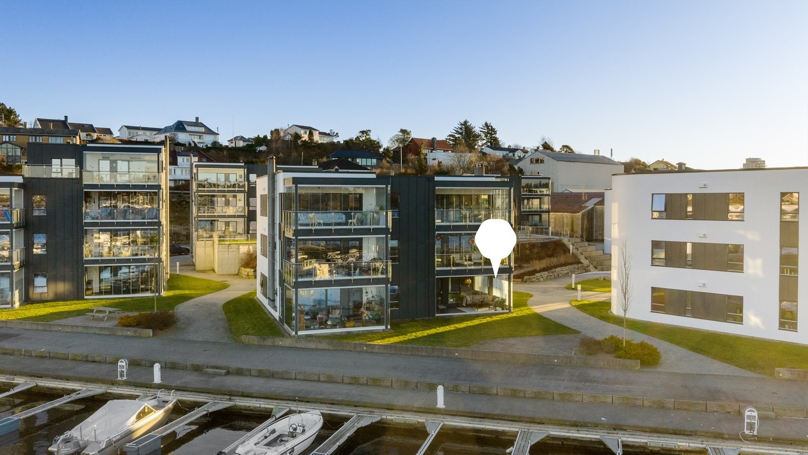 Leiligheten har egen parkeringsplass med elibillader, i felles garasjeanlegg. En praktisk bod medfølger også, beliggende i samme anlegg. Galleribilde