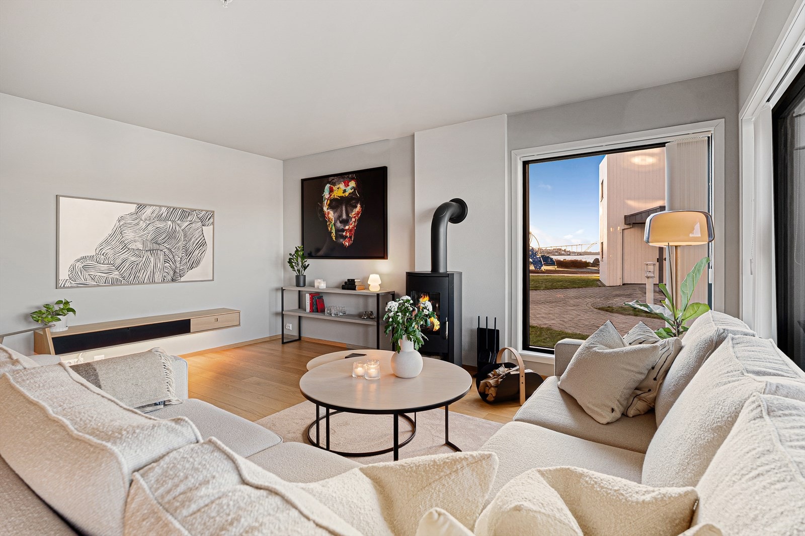 Boligen er holdt i en lys og lett fargepalett. Galleribilde