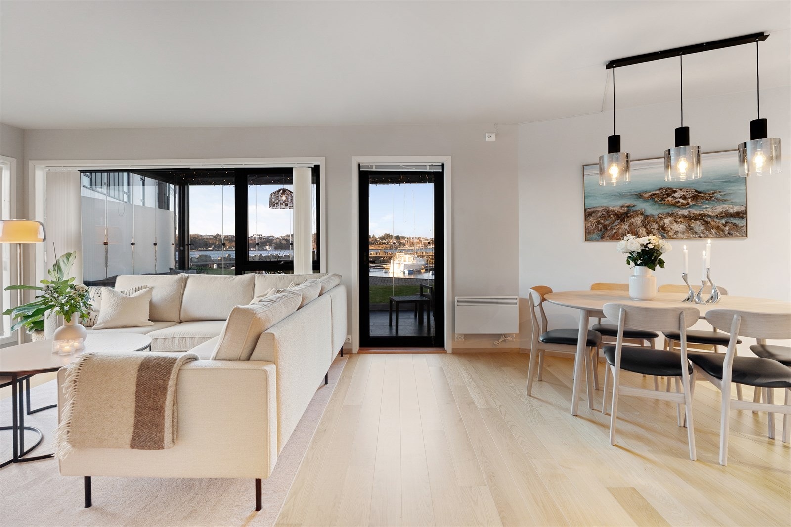 Generøse vindusflater mot syd og vest gir godt med naturlig lys og lar utsikten mot sjøen komme til sin rett. Galleribilde