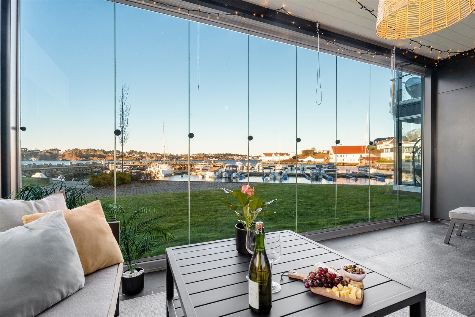 Leiligheten kan blant annet skilte med innglasset balkong (ca 17 m2) med nydelig utsikt mot båthavna og Karmsundet. Her har alle årstider sin sjarm! Galleribilde