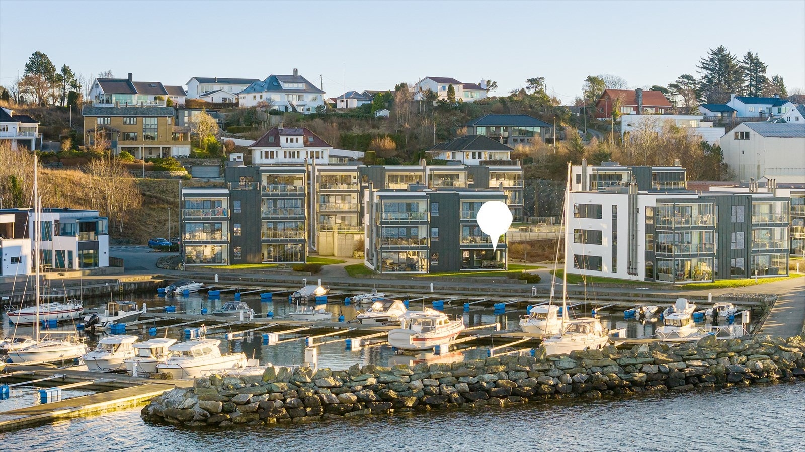 Med sjøen som nærmeste nabo og nærhet til alle fasilitetene i sentrum, ligger alt til rette for en behagelig tilværelse. Galleribilde