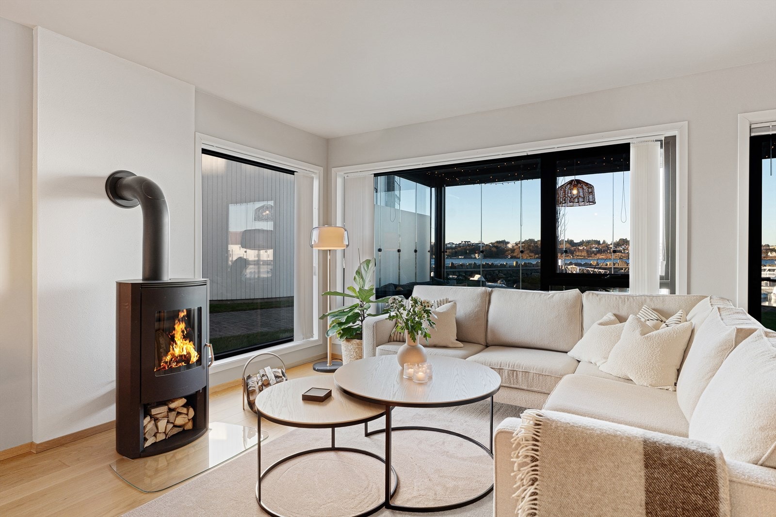 Det er montert en dekorativ peisovn i stuen, for hygge og varme på kalde dager.
Boligen har balansert ventilasjon. Galleribilde