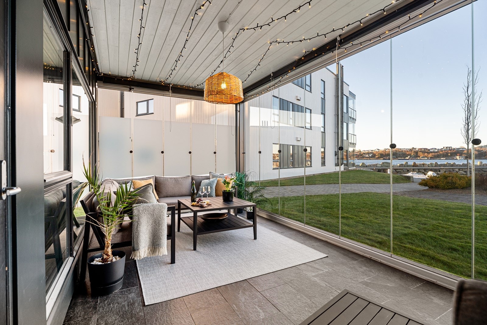 Fra stuen er det utgang til den herlige, innglassede balkong mot syd/vest. Galleribilde