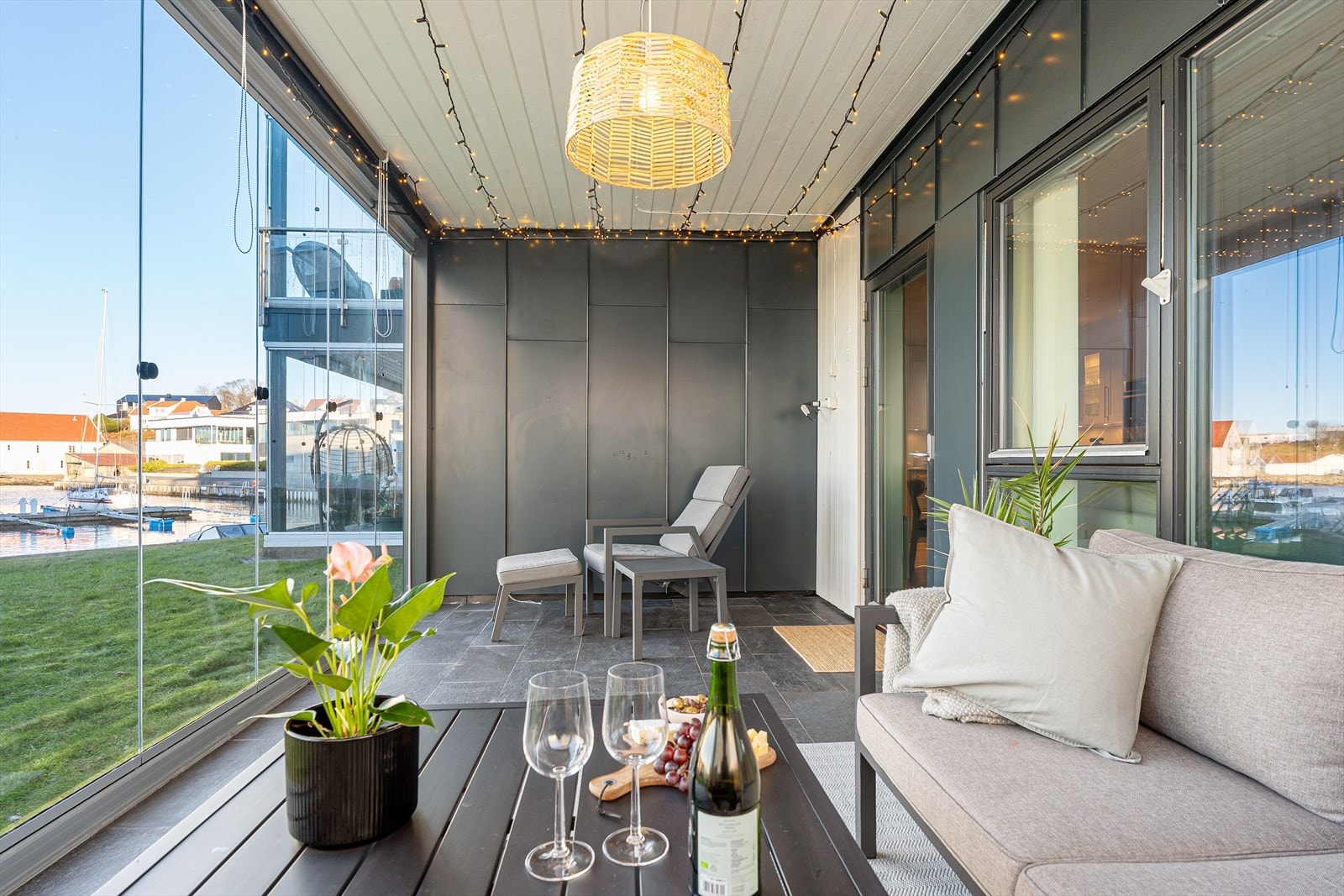 Balkongen har rikelig med plass til utemøbler, grill og potteplanter (det er kun tillatt å bruke elektrisk grill på balkongene). Galleribilde