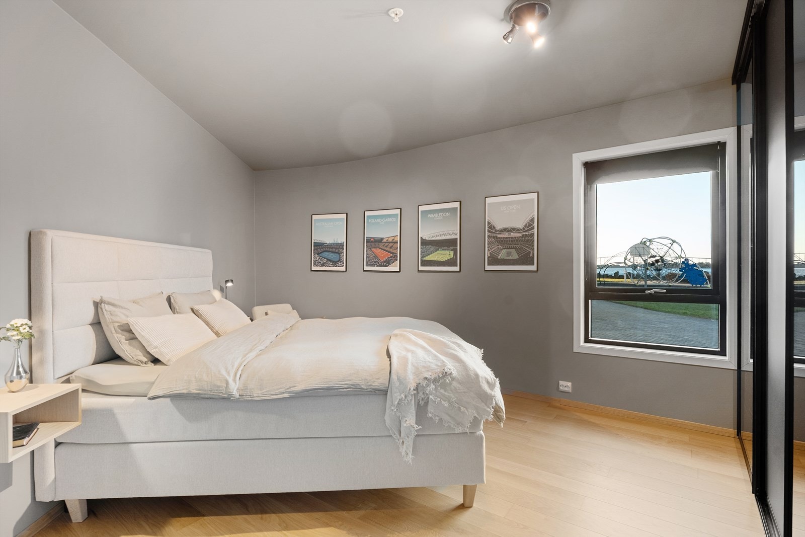 Boligen har til sammen to soverom - Begge av god størrelse. Galleribilde