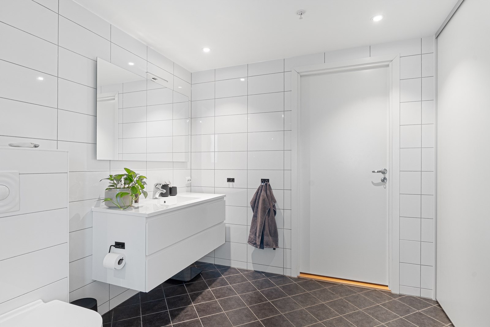 Rommet har fliser på gulv og vegger. Malt himling med downlights. Elektrisk varmekabel i gulvet. Galleribilde